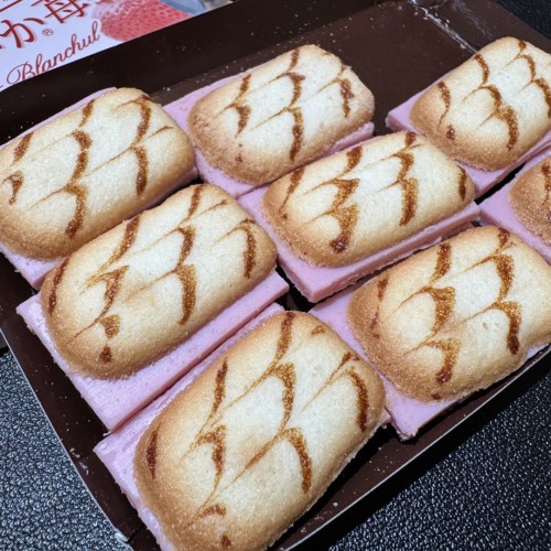 Image of product Chocolat Blanchul Langue De Chat Cookies - Tochiaka Strawberry by Bourbon