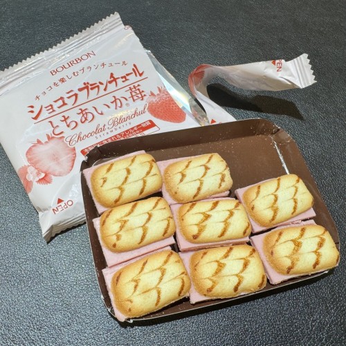 Image of product Chocolat Blanchul Langue De Chat Cookies - Tochiaka Strawberry by Bourbon